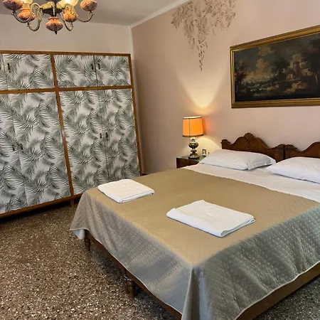 Lions Venice Guest House-2